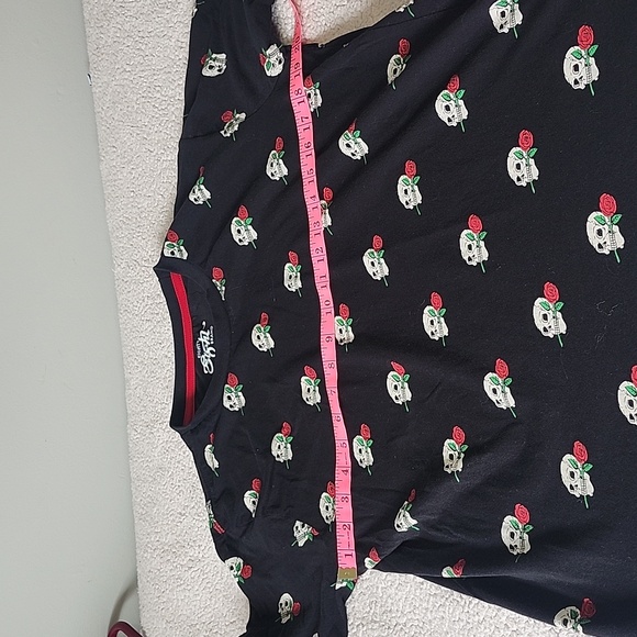 Eighty Eight Brand black tshirt with skull and rose pattern - Picture 5 of 6